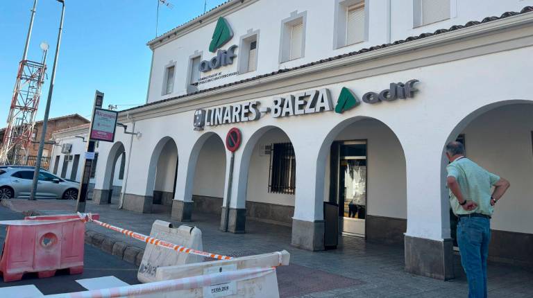 <i>Fachada de la estación de ADIF en Linares-Baeza. / Isabel Aranda / Diario JAÉN.</i>