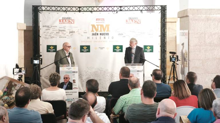 <i>El alcalde de Carboneros, Domingo Bonillo, y el director de Diario JAÉN, Juan Espejo, durante la ronda de preguntas de los Diálogos “Jaén Nuevo Milenio”. / Agustín Muñoz / Diario JAÉN.</i>