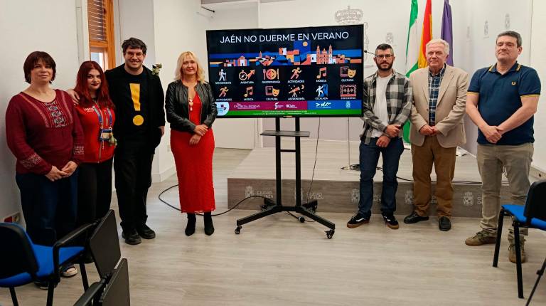<i>Viviana Alcántara, Helena Arjona, Salva Cantero, María Espejo, Sebastián Miranda, Juan Infante y Álex Martínez en la presentación. / Adrián Claudio Bonache / Diario JAÉN.</i>