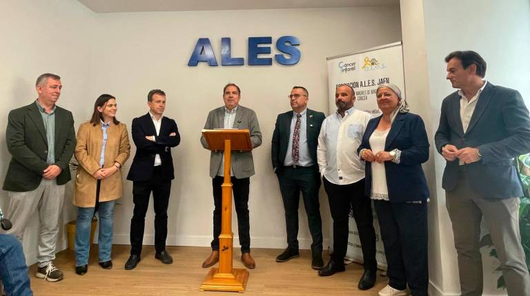 <i>Francisco Javier Padorno, Ángeles Díaz de la Torre, Julio Millán, Rafael Talavera, Óscar Moriana, Juan Manuel Gila, Ángela Hidalgo y Agustín González, en la inauguración de la nueva sede. / Ana Isabel Bravo / Diario JAÉN.</i>
