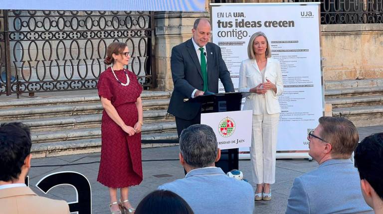 <i>Hikmate Abriouel Hayani, vicerrectora de Enseñanzas Oficiales; Nicolás Ruiz, rector, y María Teresa Pérez Giménez, vicerrectora de Estudiantes y Empleabilidad. / Álvaro Guzguti / Diario JAÉN.</i>