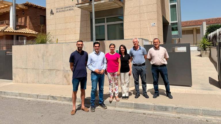 <i>Soledad Aranda, acompañada de Marino Aguilera, Sebastian Álamo y Carmen Fontacaba visita las instalaciones. / Junta de Andalucía.</i>