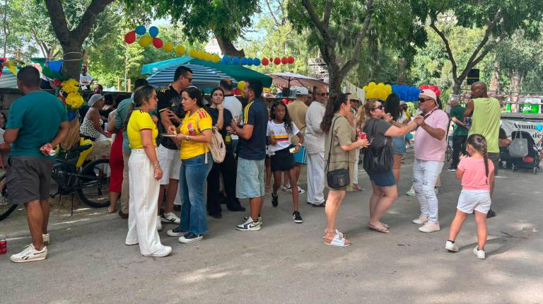 <i>Ambiente en el lugar donde se ha celebrado el día de la colombianidad en la capital. / Isabel Aranda / Diario JAÉN. </i>