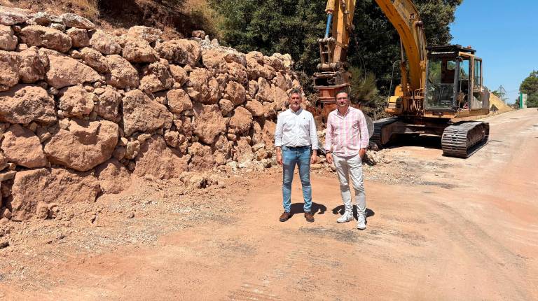 <i>José Luis Agea visita junto al alcalde genavero, Jaime Aguilera, las obras de emergencia. / Diputación de Jaén.</i>