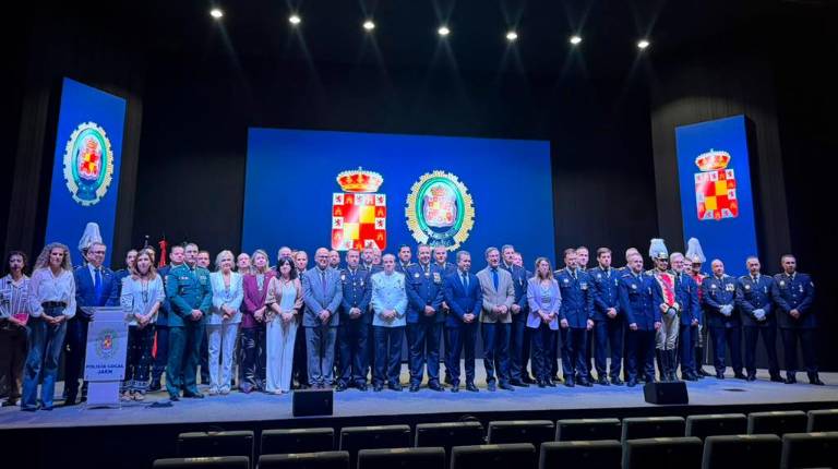 <i>Foto de familia de las autoridades tras finalizar el acto. / Ayuntamiento de Jaén.</i>