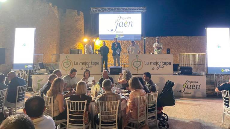 <i>Final del séptimo Concurso Nacional “La mejor tapa de Jaén”, celebrado en Lopera. / Diputación de Jaén.</i>