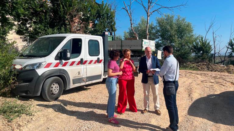 <i>José Luis Hidalgo, junto a la diputada Isabel Uceda y la alcaldesa María del Carmen Torres, visita las obras. / Diputación de Jaén.</i>