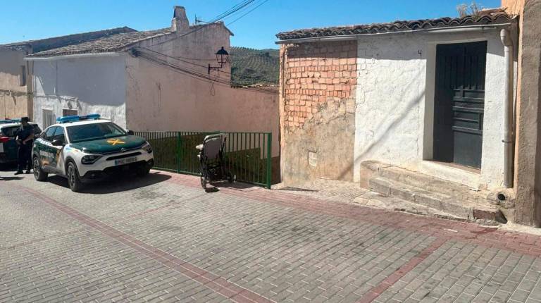 <i>Presencia de la Guardia Civil en la calle de Huelma donde se produjo el tiroteo. / Europa Press.</i>