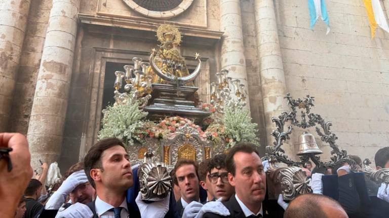 <i>Algunos momentos de la procesión de la Virgen de la Capilla, por el centro de Jaén. / Fotografías: Ana Isabel Bravo / Diario JAÉN.</i>