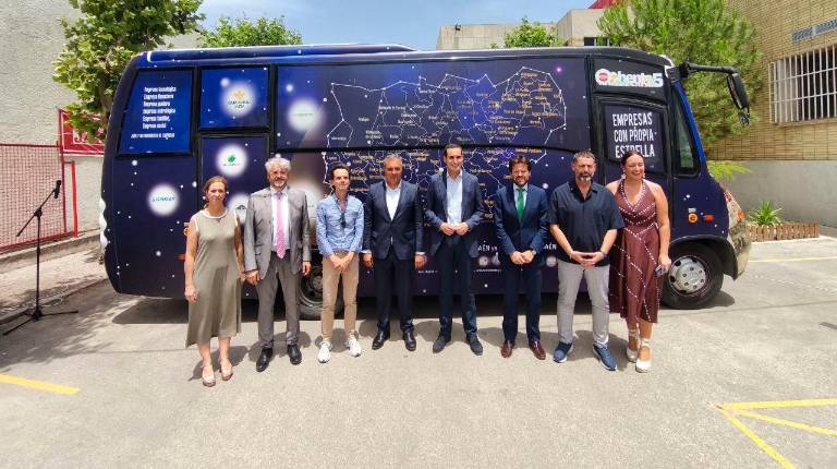 <i>Manuela Rosa, Juan Espejo, Cristóbal Bueno, Eleuterio Muñoz, Juan Latorre, Álvaro Martínez, Andrés Rodríguez y Ana María Gómez posan con el autobús de la iniciativa Empresas con estrellas / Agustín Muñoz / Diario JAÉN.</i>