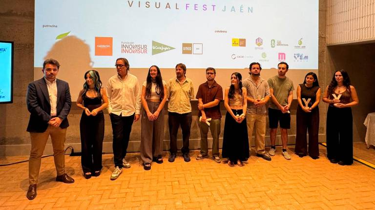 <i>Foto de familia de representantes y autoridades implicadas en el festival. / Ayuntamiento de Jaén. </i>
