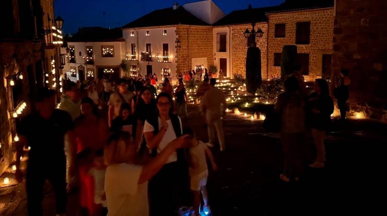 <i>Imágenes durante la noche en Baeza iluminada con velas. </i>