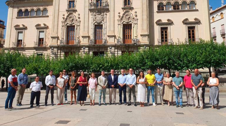 <i>Minuto de silencio en la Plaza de Santa María. / Ayuntamiento de Jaén.</i>