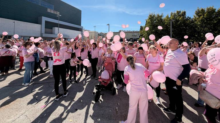 Fotogalería: Jaén se viste de rosa en su XIV marcha contra el cáncer para exigir más recursos en la sanidad pública y la mejora de los cribados