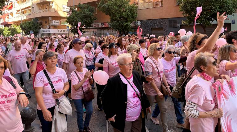 Fotogalería: Jaén se viste de rosa en su XIV marcha contra el cáncer para exigir más recursos en la sanidad pública y la mejora de los cribados
