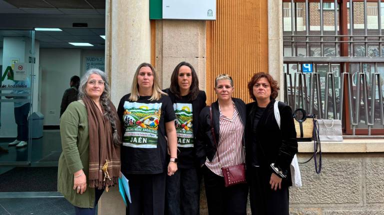 <i>Ena López, Cristina Montiel, Pilar Lora, Sonia Zapata, Gema Montiel. / Álex Gómez / Diario JAÉN.</i>