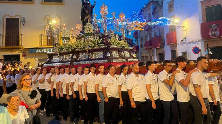 <i>Varios momentos de la procesión de San Roque por las calles de Arjonilla. / Ana Lechuga / Diario JAÉN</i>
