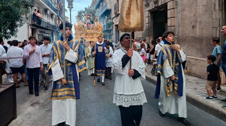 <i>La Divina Pastora en su salida desde la emblemática Basílica Menor de San Ildefonso ante la atenta mirada de miles de feligreses. / Adrián Claudio Bonache / Diario JAÉN.</i>