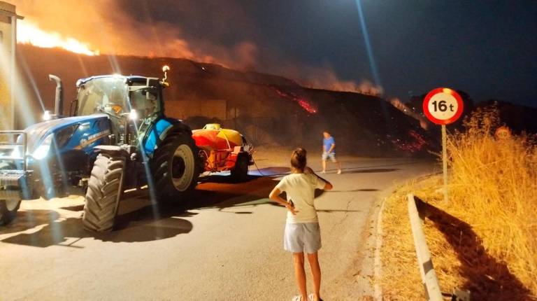 <i>Incendio de leña y rastrojos en Iznatoraf. / Bomberos de Úbeda. </i>