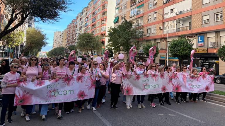 Fotogalería: Jaén se viste de rosa en su XIV marcha contra el cáncer para exigir más recursos en la sanidad pública y la mejora de los cribados