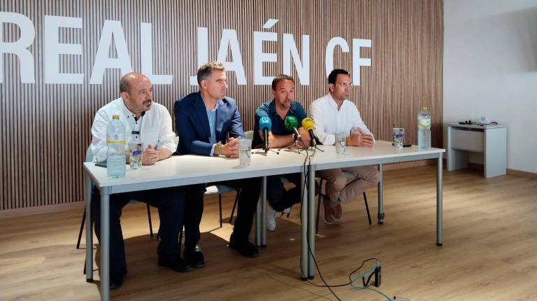 <i>Sebastián Moya, Fran Anera, Juan Gambero y Manuel Medina en la presentación del director deportivo del Real Jaén. / Gilberto Morano / Diario JAÉN.</i>