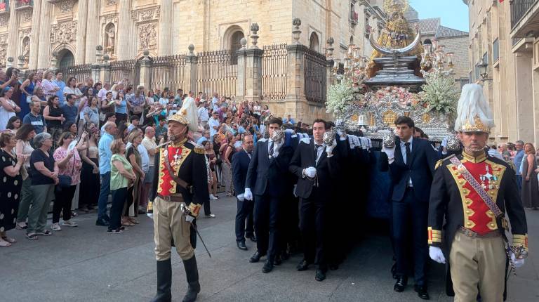 <i>Algunos momentos de la procesión de la Virgen de la Capilla, por el centro de Jaén. / Fotografías: Ana Isabel Bravo / Diario JAÉN.</i>