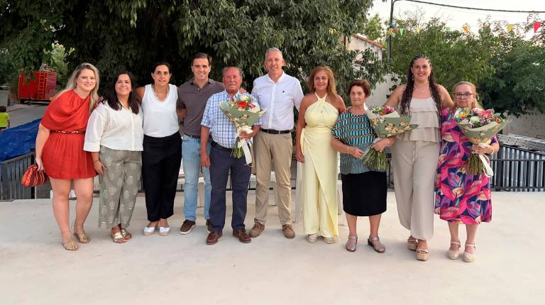 <i>La pregonera, Antonia Vizcaíno Hernández, junto a familiares y autoridades de El Ojuelo. / Ana Isabel Bravo / Diario JAÉN.</i>