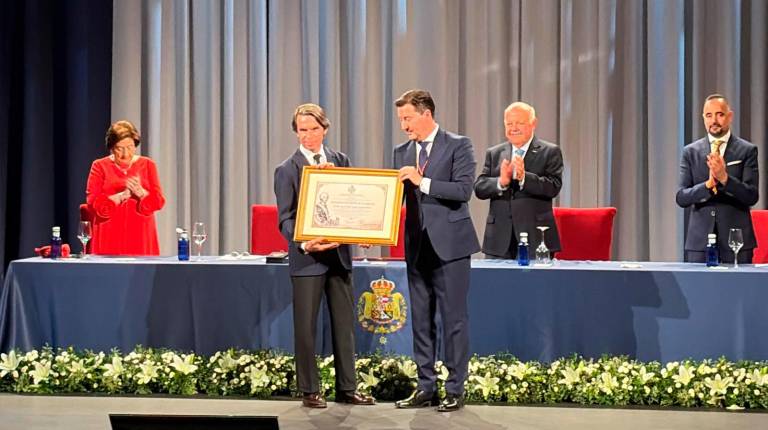 <i>El expresidente del Gobierno de España, José María Aznar, y el alcalde de La Carolina, Cristóbal Pérez, sostienen el título de Intendente de Honor. / Francisco J. Marín / Diario JAÉN.</i>