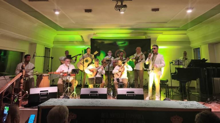 <i>Charanda y Serafín Zubiri, sobre el escenario de La Económica, en el XIV Festival del Bolero y Música Hispanoamericana. / Ana Lechuga / Diario JAÉN. </i>