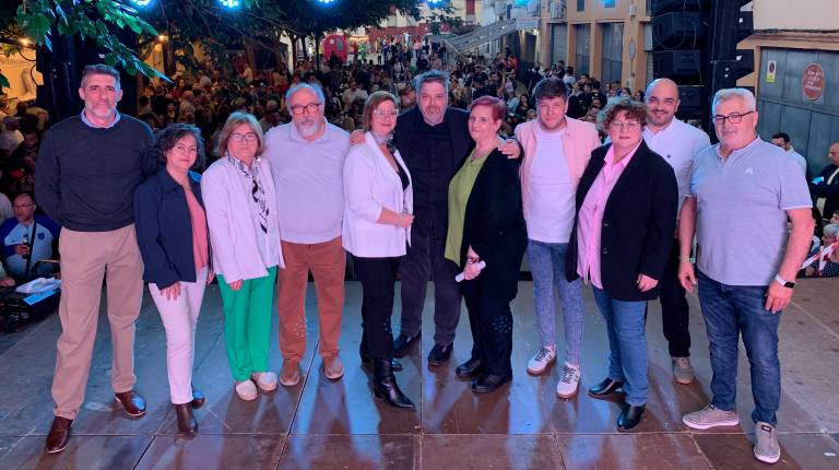 <i>Vecinos, familiares y representantes institucionales en el pregón de Juan Antonio Castro. / P. Espinosa / Diario JAÉN. </i>