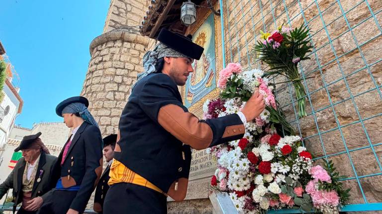 <i>Una concurrida ofrenda floral a la Virgen de la Capilla reúne a centenares de jiennenses en la Plaza de San Ildefonso. / Fotografías: Ana Isabel Bravo / Diario JAÉN.</i>