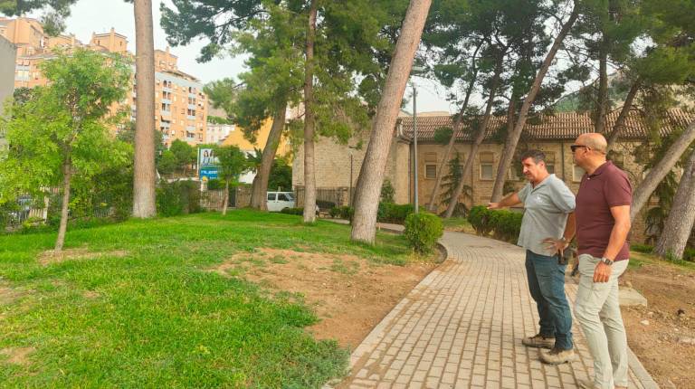 <i>José María Cano visita junto a María de los Ángeles Peinado el Parque del Seminario para comprobar los avances en las tareas de reposición. / Ayuntamiento de Jaén.</i>