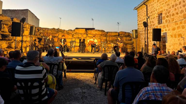 El flamenco llena de emoción el Patio de la Muralla de Ibros