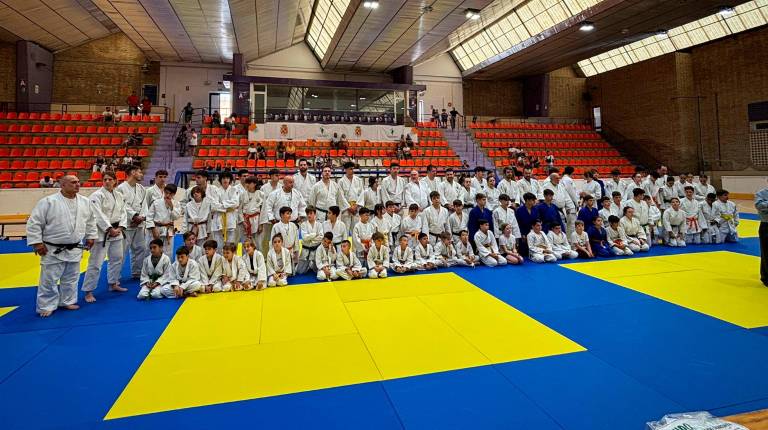 <i>Foto de familia de algunos de los judocas que participaron en el Trofeo Virgen de la Capilla. / Fotografías: Álex Gómez / Diario JAÉN.</i>