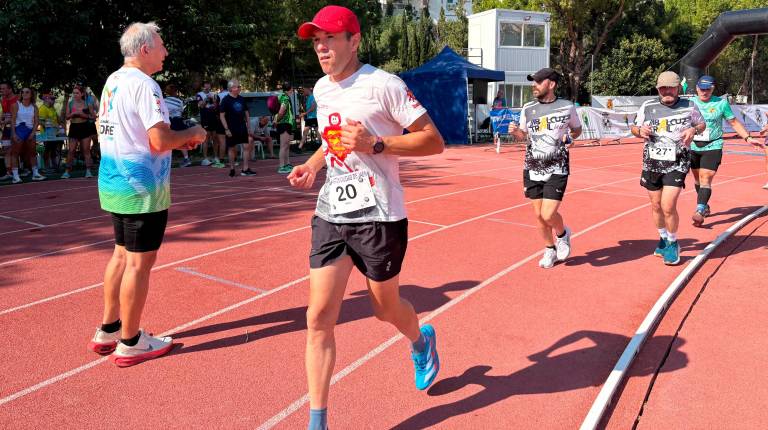 <i>Corredores durante la prueba en la pista Ángel Cortes de La Salobreja. / Juanfran Paredes / Diario JAÉN.</i>