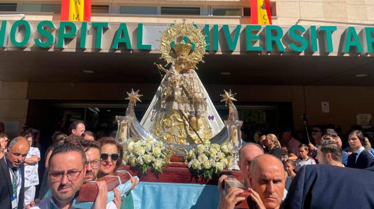 La Virgen de la Capilla lleva esperanza y consuelo al Hospital de Jaén