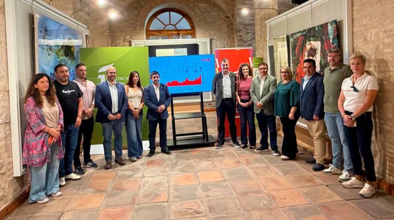 <i>Los alcaldes de Castillo de Locubín, Cristóbal Rodríguez; Los Villares, Estela Palacios; Valdepeñas de Jaén, Laura Nieto; Fuensanta de Martos, Antonio Navas; Paco Reyes; Beatriz López y patrocinadores. / Fotografías: Francisco J. Marín / Diario JAÉN.</i>