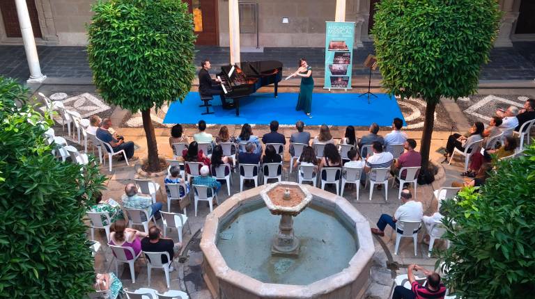 <i>El concierto de flauta y piano protagonizan una velada de gran calidad artística en uno de los espacios monumentales más emblemáticos de Baeza. / Ana Lechuga / Diario JAÉN. </i>