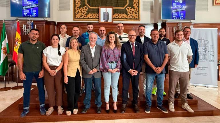 <i>Foto de familia de las autoridades, directivos y capitanes en la presentación de las dos finales. / Gilberto Moreno / Diario JAÉN.</i>