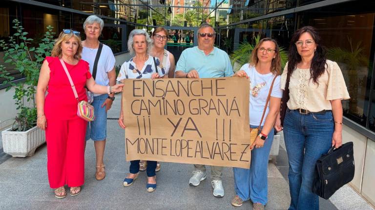 <i>Loli Rubio, Pilar Cobo, Josefa Marchal, Ascensión Siles, Antonio Lara, Maite Gálvez y Sacri Marcos, antes del registro de las firmas. / Ana Isabel Bravo / Diario JAÉN.</i>