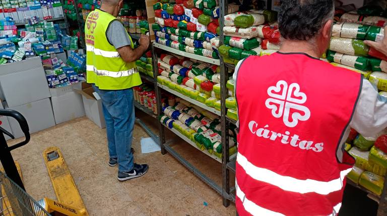 <i>Voluntarios en la despensa de Cáritas.</i>