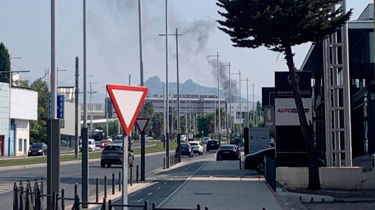 <i>Columna de humo de la moto calcinada vista desde el Polígono de Los Olivares. / Pablo Espinosa / Diario JAÉN.</i>