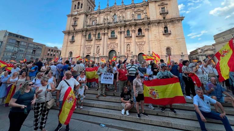 <i>Personas mostrando solidaridad con Ceuta en los alrededores de la Catedral de Jaén. / Jason Moyano / Diario JAÉN. </i>