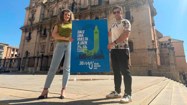<i>Beatriz López y Juan Montoro “El Creata” presentan de la Media Maratón “Ciudad de Jaén. / Ayuntamiento de Jaén.</i>