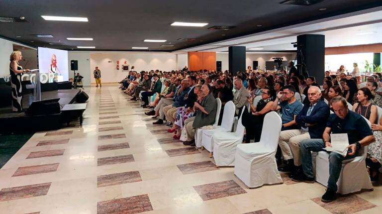 <i>Mari Trini López abre la asamblea frente al público asistente. / Adrián Claudio Bonache / Diario JAÉN.</i>
