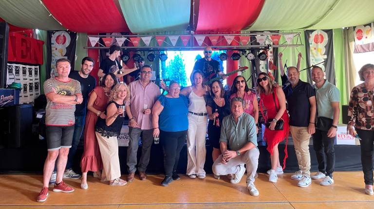 <i>Elementos volvió a animar la feria en la caseta de Diario JAÉN durante más de dos horas, en las que el ambiente no decayó. / Ana Lechuga / Diario JAÉN.</i>
