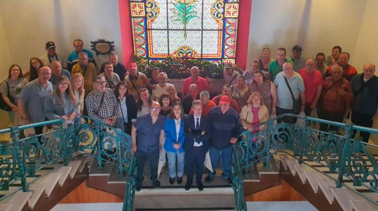 <i>Foto de familia de la asociación Faisem en su visita al Ayuntamiento. / Ayuntamiento de Jaén.</i>