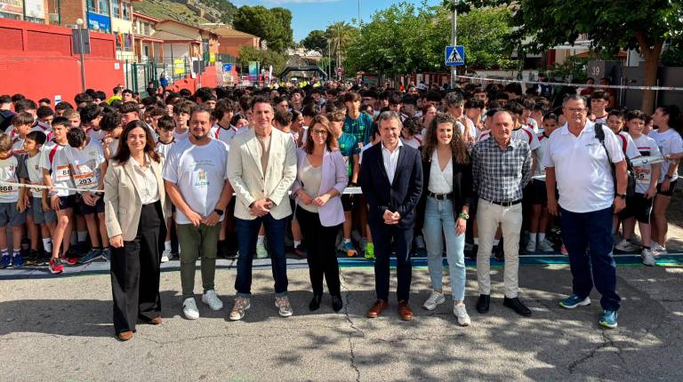1.700 niños disfrutan de una espléndida mañana de atletismo en la Carrera Escolar La Gloria