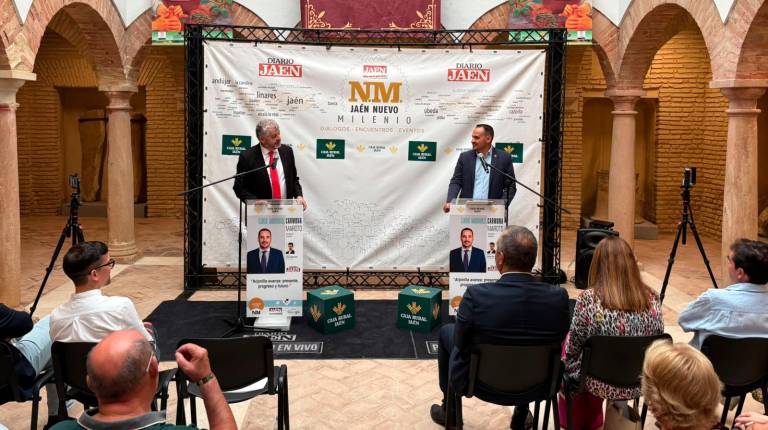 <i>El alcalde de Arjonilla, Luis Miguel Carmona Maroto, y el director de Diario JAÉN, Juan Espejo, durante la ronda de preguntas de los Diálogos “Jaén Nuevo Milenio”. / Elisabeth Ruiz / Diario JAÉN.</i>
