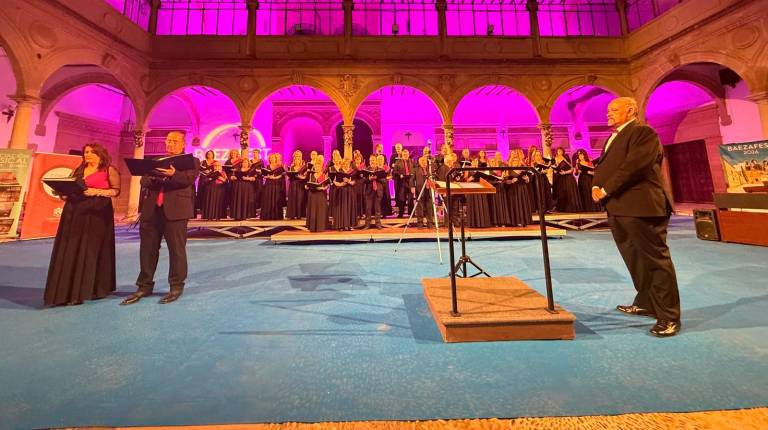 <i>La Coral Polifónica de Baeza y el Coro de la Universidad de Córdoba ofrecieron un magnífico concierto en el claustro de la Antigua Universidad de Baeza, donde el público quedó ensimismado con la brillante actuación. </i>